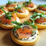 Mini-Bagels mit Räucherlachs und Rucola