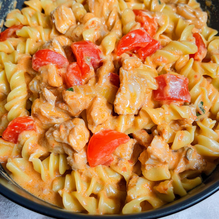 Schnelle Nudeln mit Thunfisch in cremiger Tomatensoße